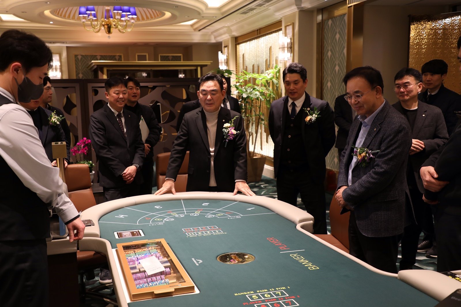 행사 참석자들이 임시 영업장을 둘러보고 있다