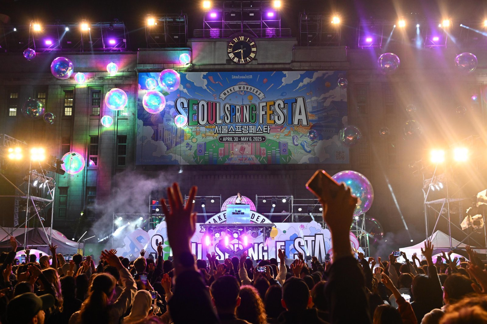 지난해 82만 명이 찾은 것으로 집계된 2025 서울스프링페스타. 올해는 7일에서 26일로 기간을 확장하고 주 무대도 도심에서 한강으로 옮긴다. 뉴시스