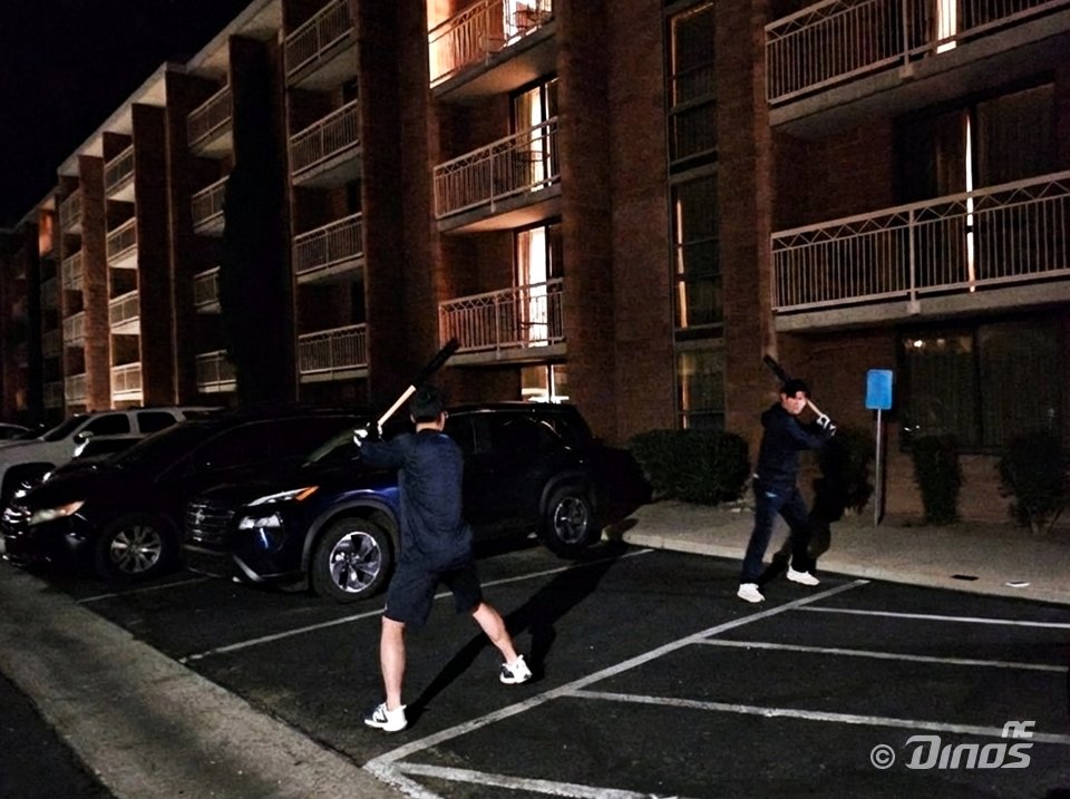 NC 오장한(왼쪽)은 2026시즌 스프링캠프서 장타를 폭발하며 코치진의 이목을 끌고 있다. 그는 2026시즌 팀의 히트상품을 꿈꾼다. 사진제공｜NC 다이노스