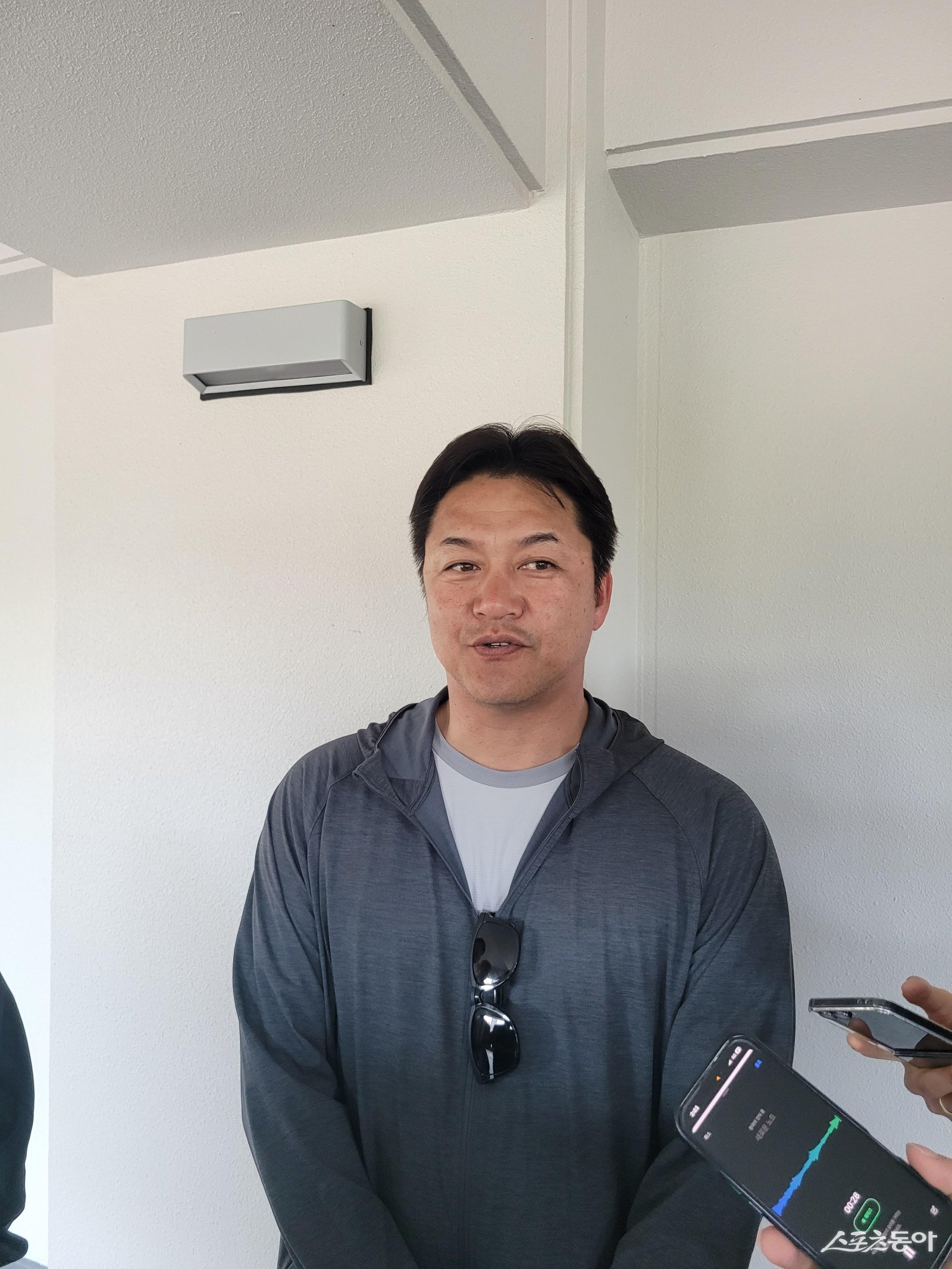 가네코 마코토 WBC 일본대표팀 수석코치가 26일 일본 오키나와 가네다구장서 한국 취재진과 인터뷰를 진행하고 있다. 가네코 코치는 ‘일본전 한국 선발투수로 누구를 예상하는가’라는 질문에 “감독님한테 혼난다”라며 즉답을 피했다. 오키나와|장은상 기자 award@donga.com