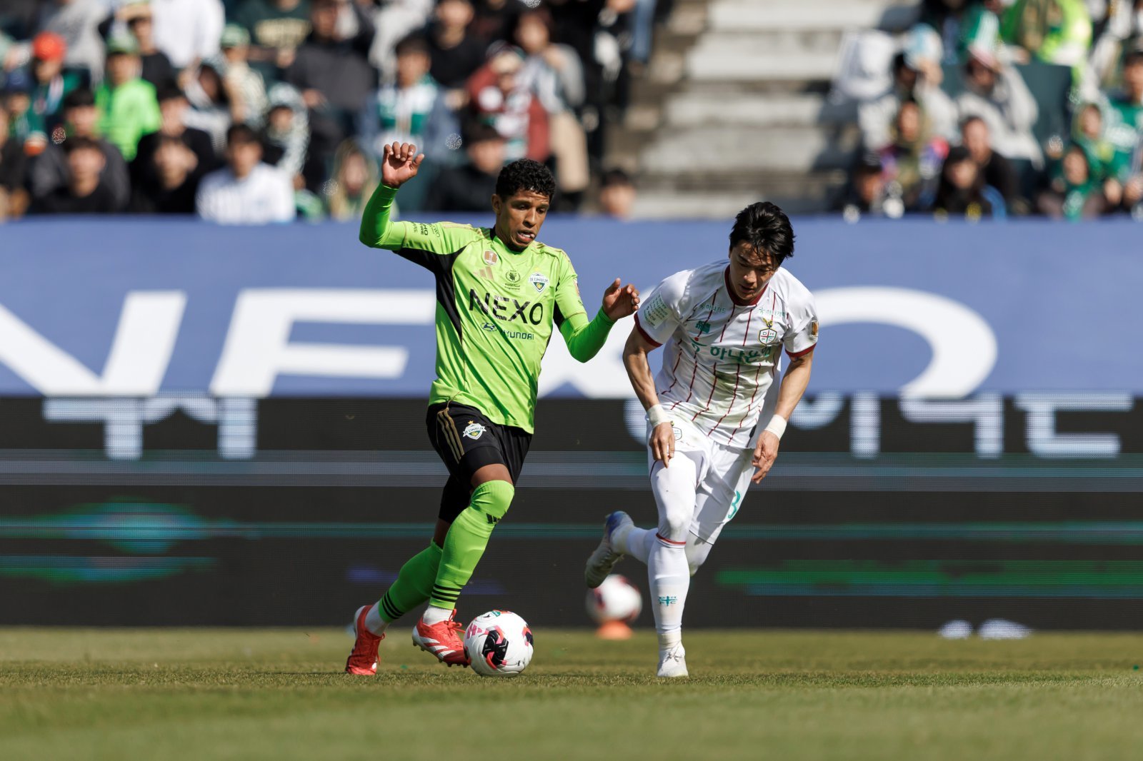 전북 오베르단(왼쪽)이 21일 대전하나와 슈퍼컵에서 드리블을 하고 있다. 사진제공|한국프로축구연맹