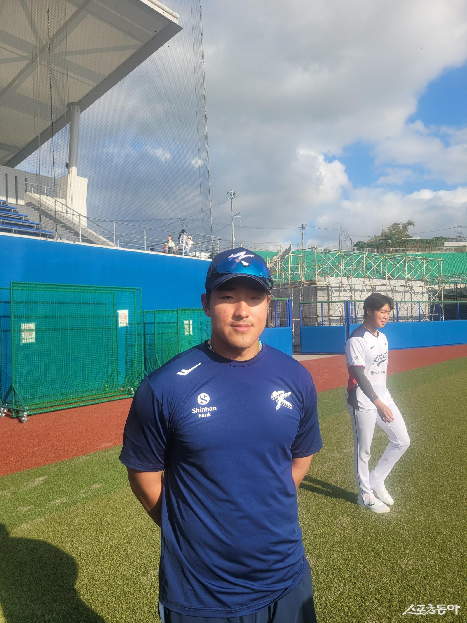 WBC 야구대표팀 안현민이 26일 일본 오키나와 가네다구장서 열린 삼성과 연습경기를 마친 뒤 현장 취재진과 인터뷰를 진행하고 있다. 안현민은 이날 만루홈런을 포함해 4타수 1안타 1홈런 4타점 1득점 활약으로 팀의 16-6 승리를 이끌었다. 오키나와｜장은상 기자 award@donga.com