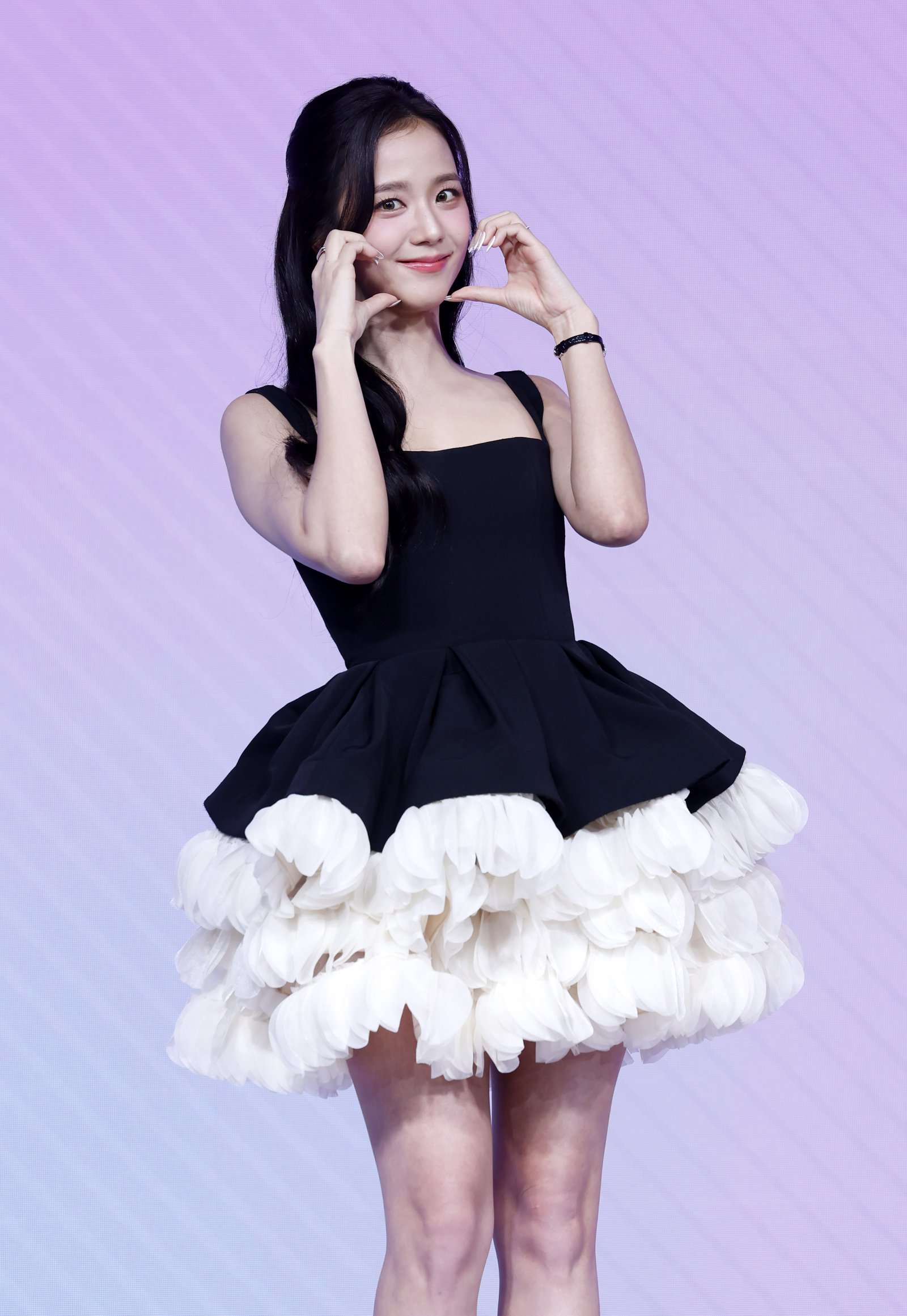 [서울=뉴시스] 김혜진 기자 = 그룹 블랙핑크 지수가 26일 서울 종로구 JW 메리어트 동대문 스퀘어 서울에서 열린 넷플릭스 ‘월간남친’ 제작발표회에서 포즈를 취하고 있다. 2026.02.25. jini@newsis.com