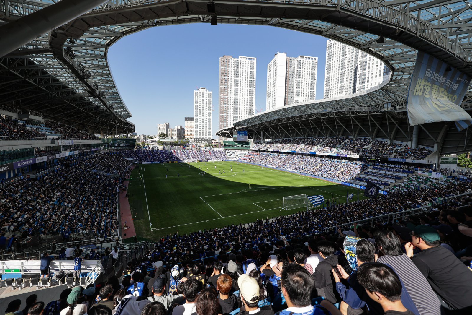 인천 유나이티드와 FC서울이 28일 인천축구전용경기장서 2026시즌 K리그1 공식 개막전을 치른다. 1년 만에 K리그1에서 연결된 ‘경인더비’로 매진 가능성이 크다. 지난해 10월 K리그2 수원 삼성전에 이은 구단 통산 3번째 매진 경기가 될 전망이다. 사진제공|한국프로축구연맹