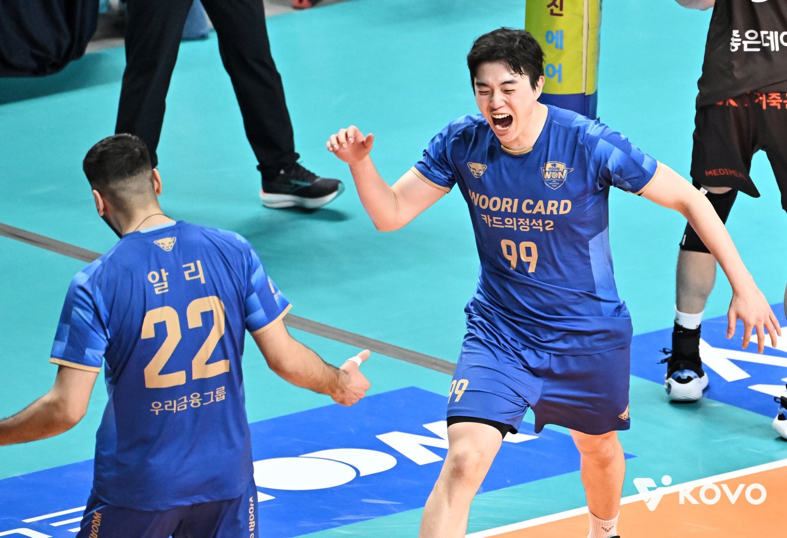 우리카드 김지한(오른쪽)이 25일 OK저축은행과 홈경기 도중 득점한 뒤 기뻐하고 있다. 사진제공｜KOVO
