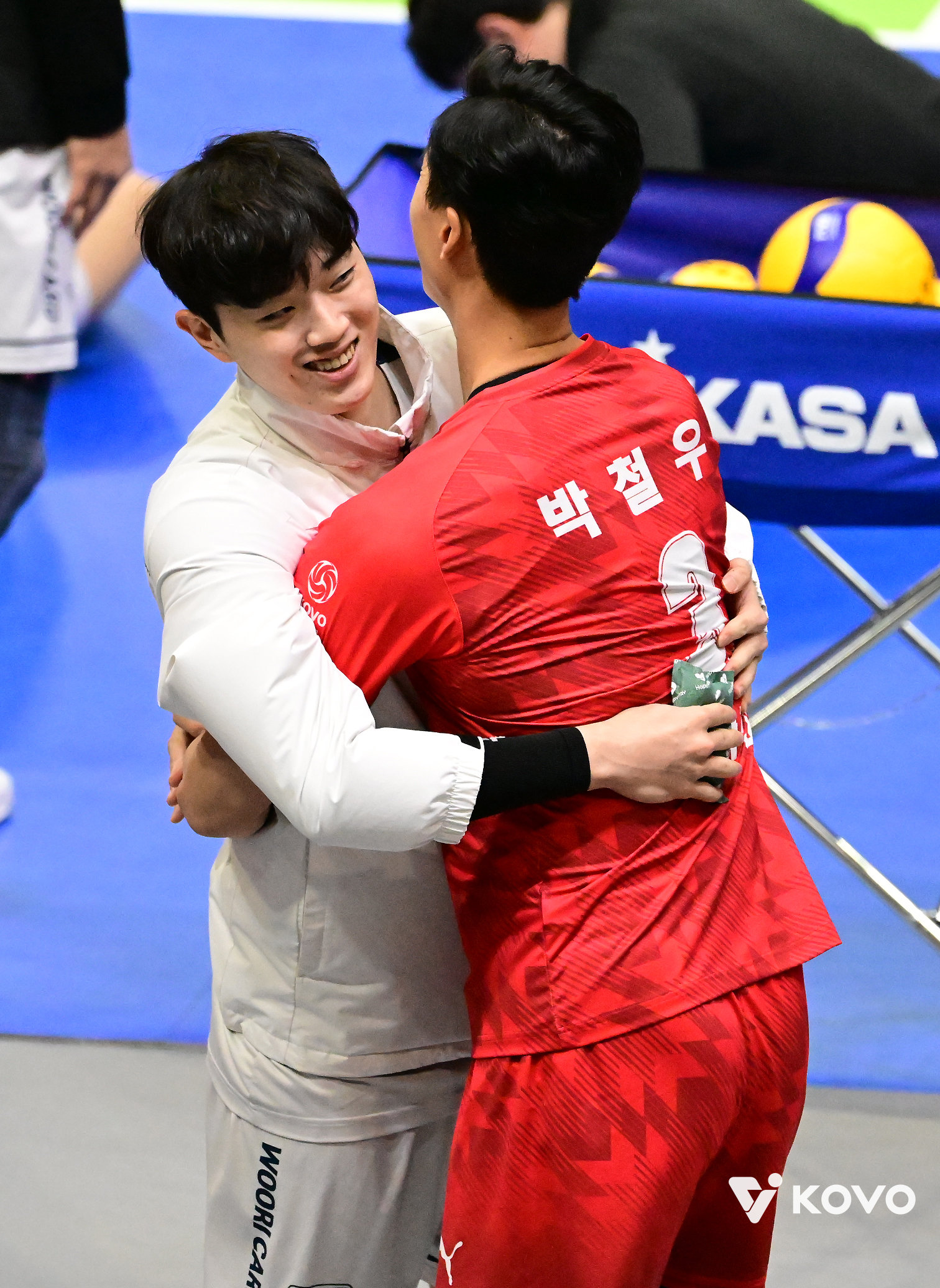 우리카드 김지한(왼쪽)과 2023년 12월 당시 한국전력 선수였던 박철우(현 우리카드 감독대행)가 포옹하고 있다. 사진제공｜KOVO