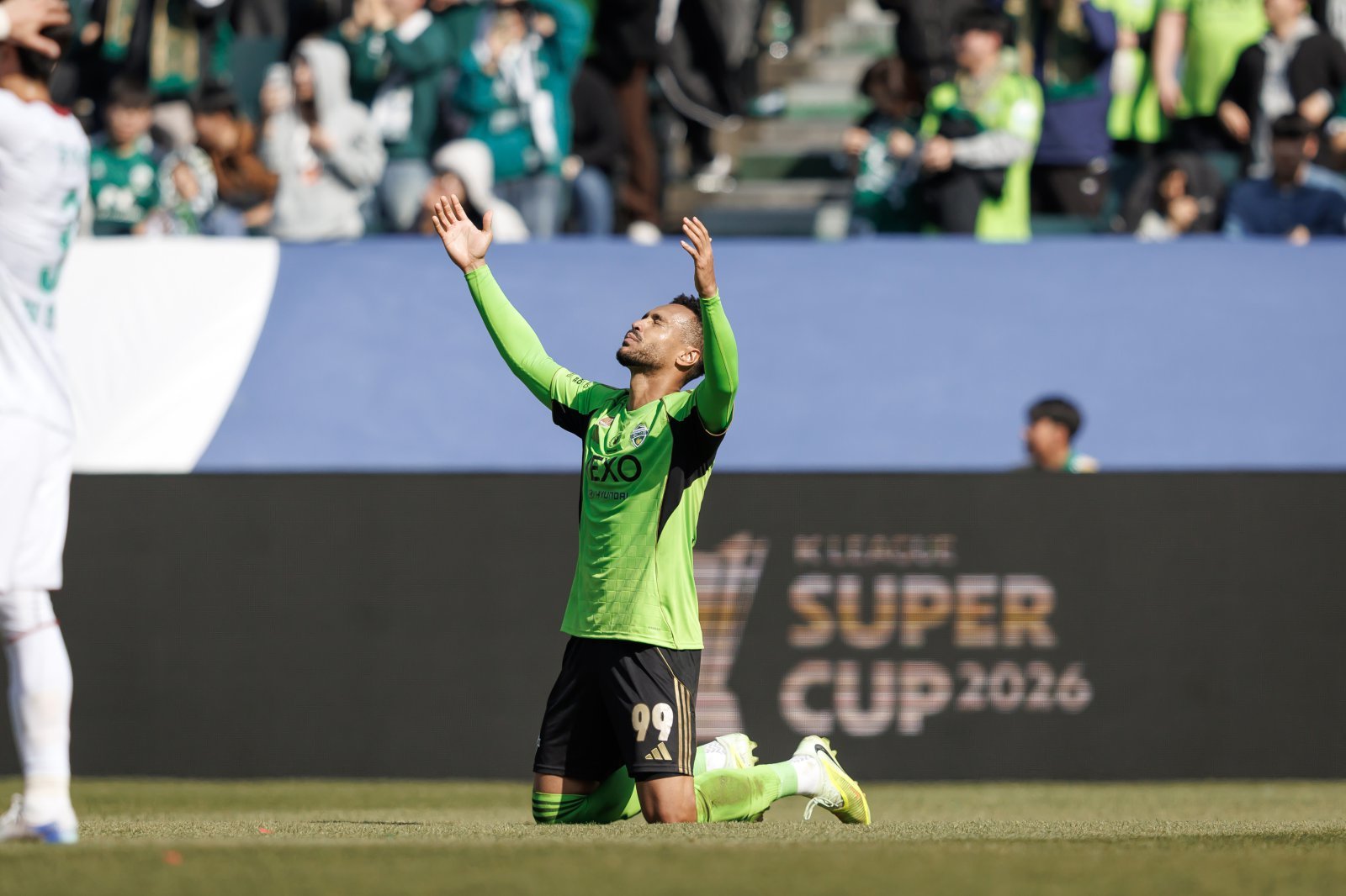 전북 모따가 21일 대전하나와 맞붙은 슈퍼컵서 선제골을 넣은 뒤 무릎을 꿇고 하늘을 향해 두 팔을 벌리는 세리머니를 하고 있다. 사진제공|한국프로축구연맹