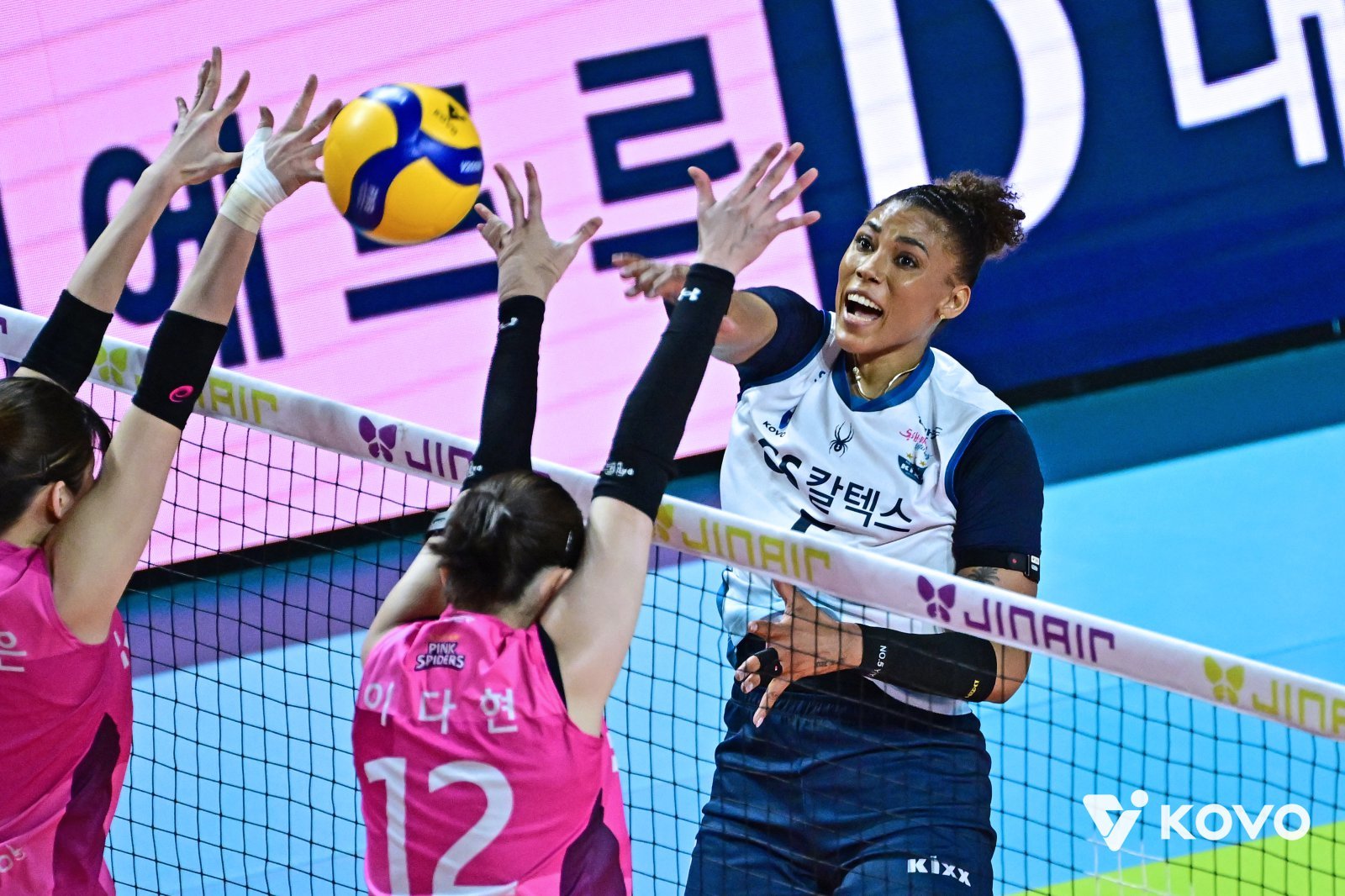GS칼텍스 실바(뒤)가 26일 인천삼산월드체육관서 벌어진 흥국생명과 원정경기서 상대 블로커를 뚫는 스파이크를 날리고 있다. 사진제공│KOVO
