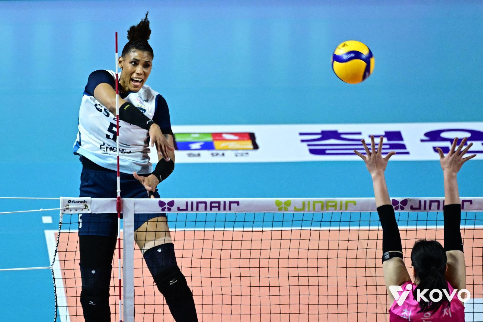 GS칼텍스 실바(뒤)가 26일 인천삼산월드체육관서 벌어진 흥국생명과 원정경기서 상대 블로커를 뚫는 스파이크를 날리고 있다. 사진제공│KOVO