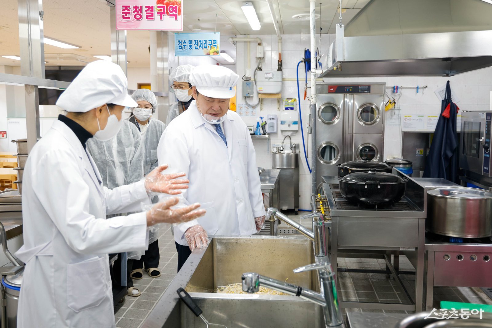 이정선 광주시교육감이 25일 진남유치원에서 신학기 대비 학교급식 특별점검을 하고 있다. 사진제공 I 광주광역시교육청