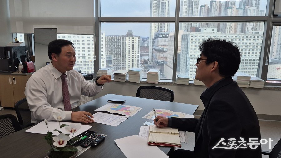 고준호 경기도의회 의원(국민의힘·파주1)은 지난 26일 경기도교육청 중등교육과 고교입학담당 부서와 간담회를 열고 파주지역 고등학교 평준화·비평준화 추진 정책과 관련한 주요 현안을 논의했다. 사진제공｜고준호 의원