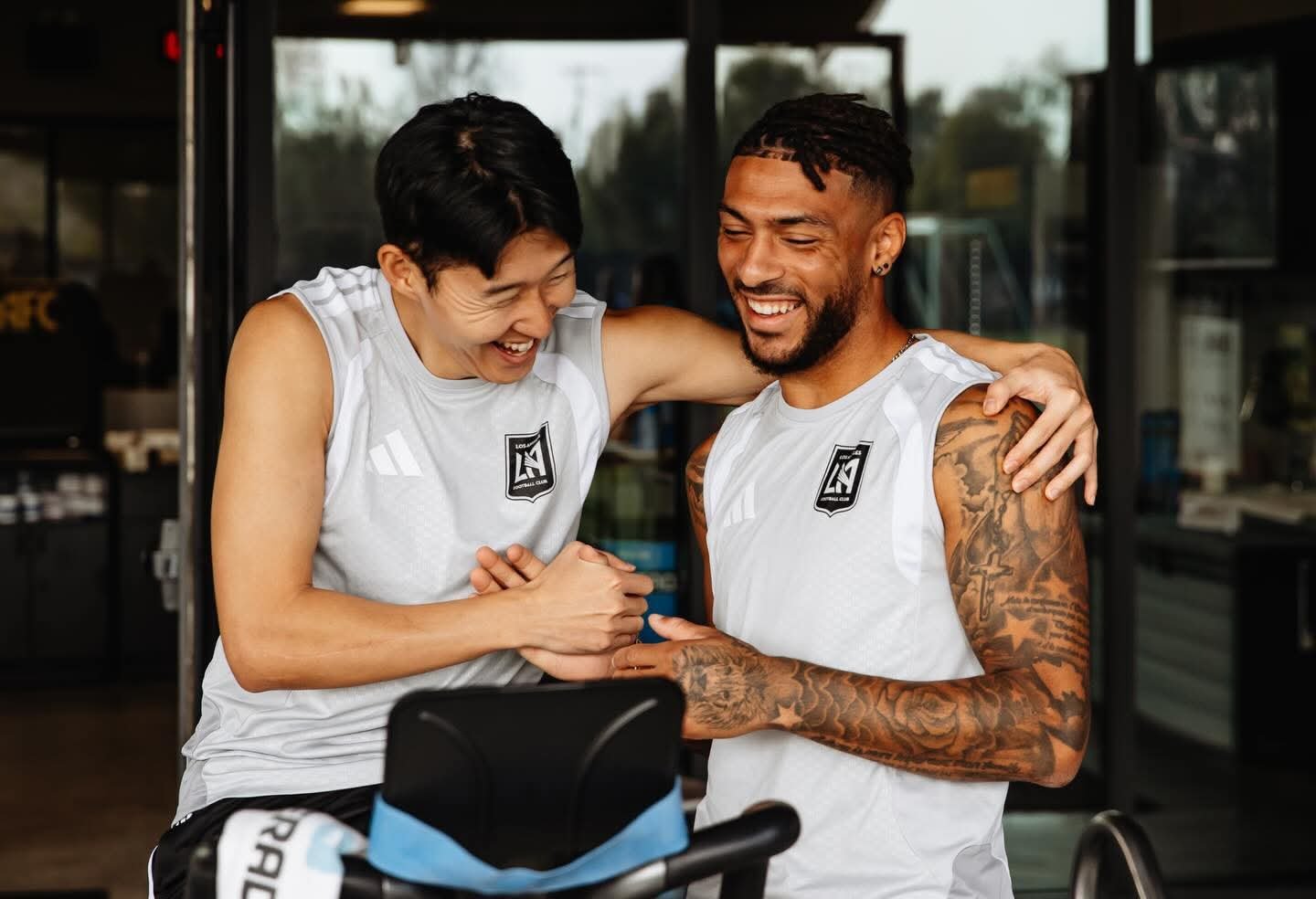 LAFC 손흥민(왼쪽)과 찰떡 호흡을 자랑하는 드니 부앙가가 팀과 2028년까지 계약을 연장했다. 사진출처|LAFC 인스타그램