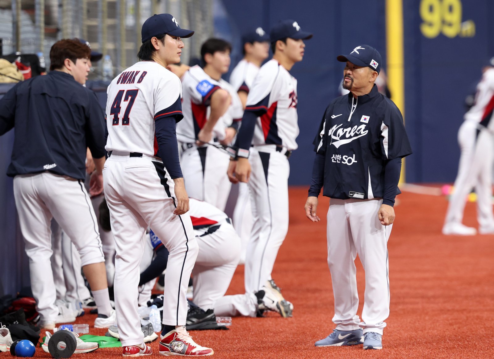 김용일 LG 트레이닝 코치(오른쪽)가 야구대표팀에 합류해 선수들의 훈련을 도와주고 있다. 뉴시스