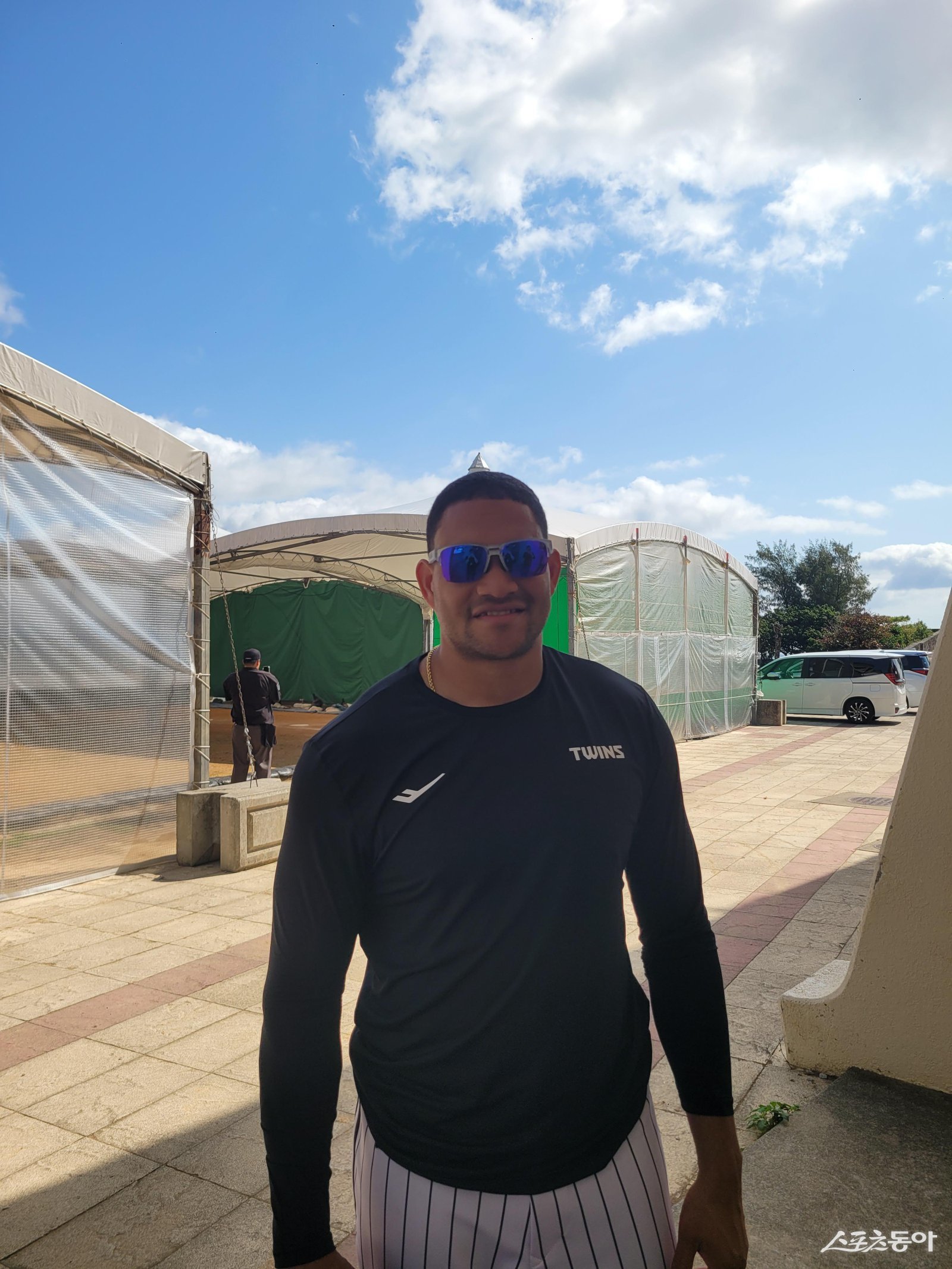 LG 요니 치리노스가 26일 일본 오키나와 이시카와구장서 불펜 피칭을 마친 뒤 취재진과 인터뷰를 진행하고 있다. 치리노스는 팀 동료였던 김현수(KT)를 상대타자로 만나는 것에 대해 “박동원과 얘기를 많이 나눴다”라며 크게 웃어보였다. 오키나와|장은상 기자 award@donga.com