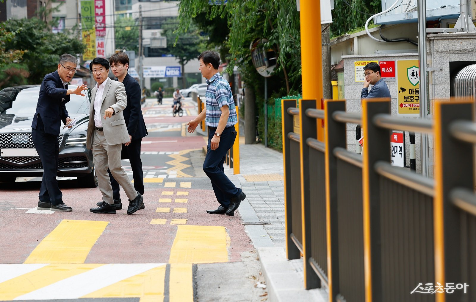 지난 해 8월, 영풍초 통학로 보행환경 개선공사 현장을 찾은 서강석 송파구청장. 송파구 제공