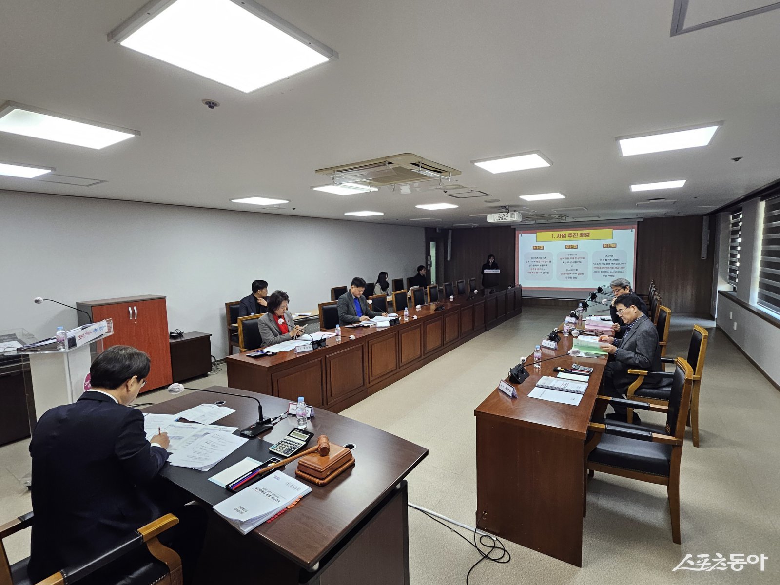 시는 지난 25일 시정 발전과 외부 평가에서 뛰어난 성과를 올린 직원들을 대상으로 성과시상금 지급을 결정했다. 사진제공|군포시