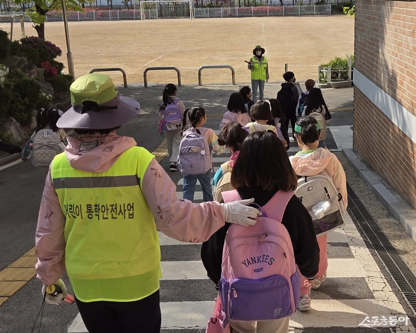 초등학교 학생들이 워킹스쿨버스 안전지도사와 함께 등교하고 있다. 사진제공|부천시