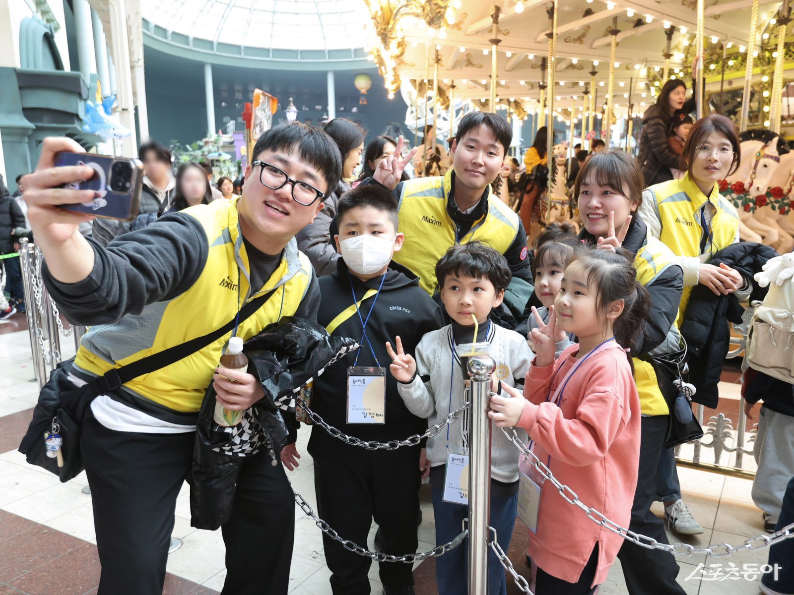 지난 26일 강원도 삼척시 도계 탄광마을아동들이 서울 송파구 롯데월드에서 문화 체험 프로그램에 참가하고 있는 모습. 동서식품 제공