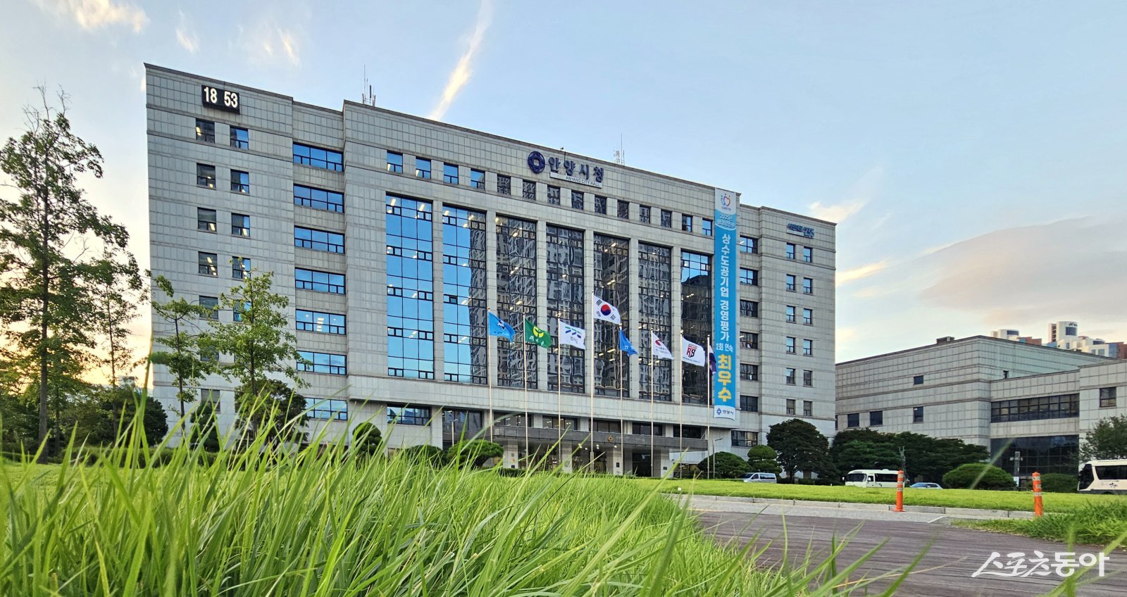 안양시(시장 최대호)는 사회복지시설 종사자의 건강한 근무 환경 조성과 처우 개선을 위해 추진 중인 건강검진비 지원사업을 2026년부터 확대 시행한다(안양시청 전경). 사진제공|안양시