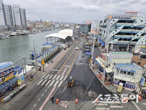 포항시가 죽도시장 동빈교에 대한 보수·보강 공사 마무리 작업을 하고 있다. 사진제공 ㅣ 포항시