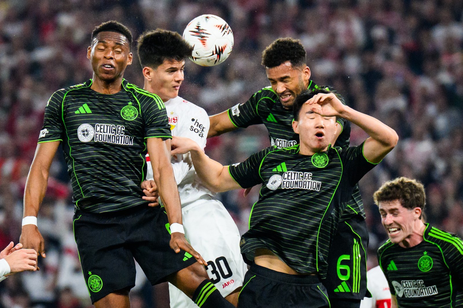 셀틱 양현준(아래)이 27일(한국시간) 셀틱 파크에서 열린 UEL 16강 PO 2차전 홈경기 도중 공중볼을 다투고 있다. 글래스고|AP뉴시스