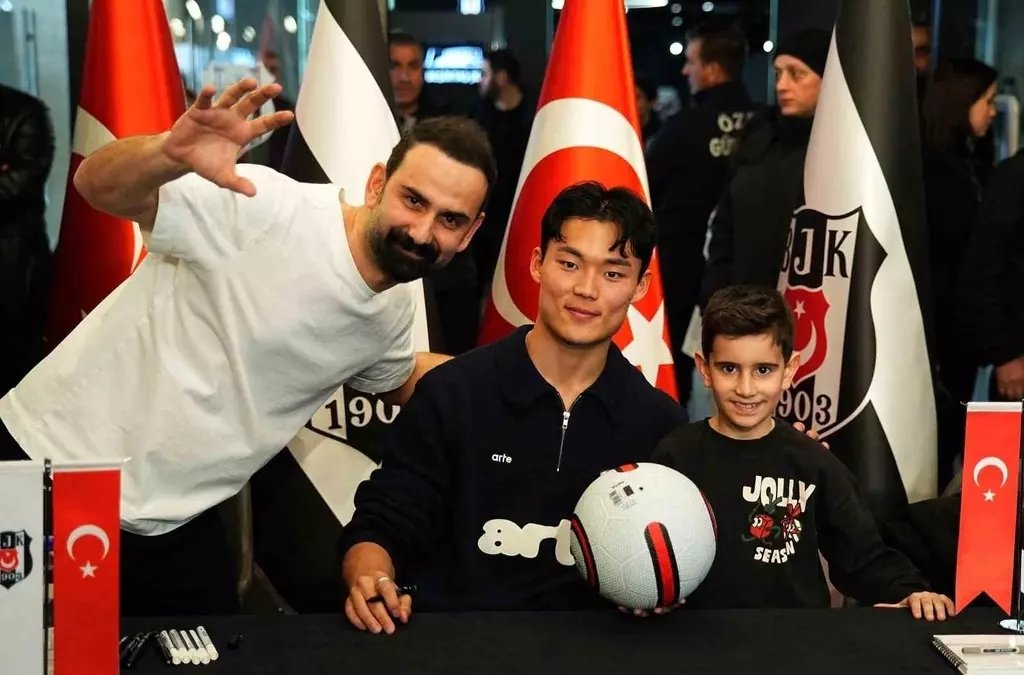 베식타스 오현규(가운데)가 26일(한국시간) 이스탄불에서 열린 팬 사인회 도중 팬들과 함께 미소 짓고 있다. 사진출처|마이넷