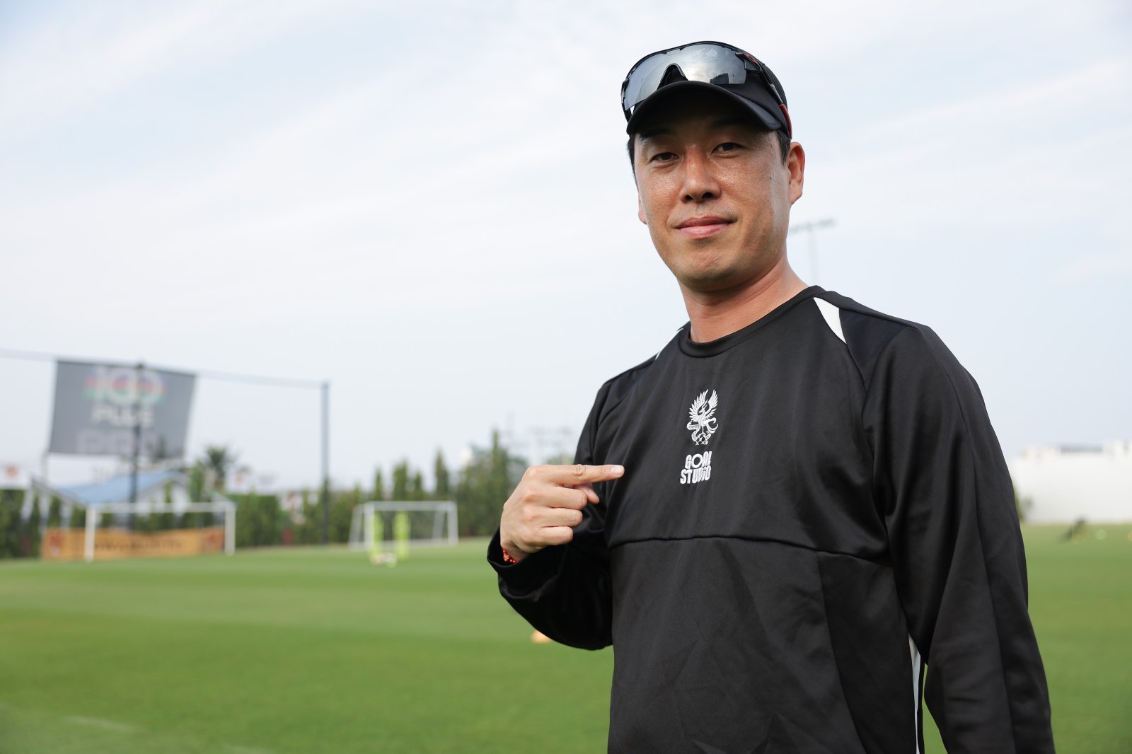 이정규 광주 감독이 지난달 태국 후아힌에서 열린 1차 동계전지훈련서 상의 엠블럼을 가리키고 있다. 사진제공|한국프로축구연맹