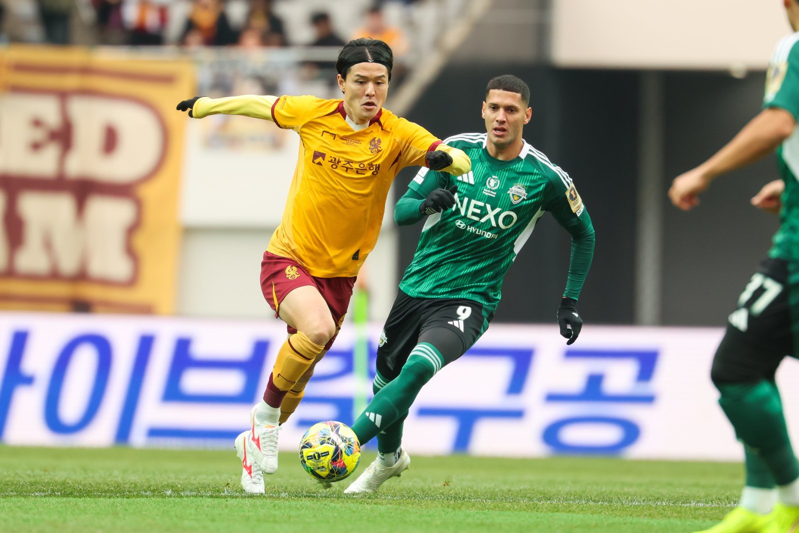 광주 주세종(왼쪽)이 지난해 12월 전북과 코리아컵 결승전 도중 드리블하고 있다. 사진제공|대한축구협회