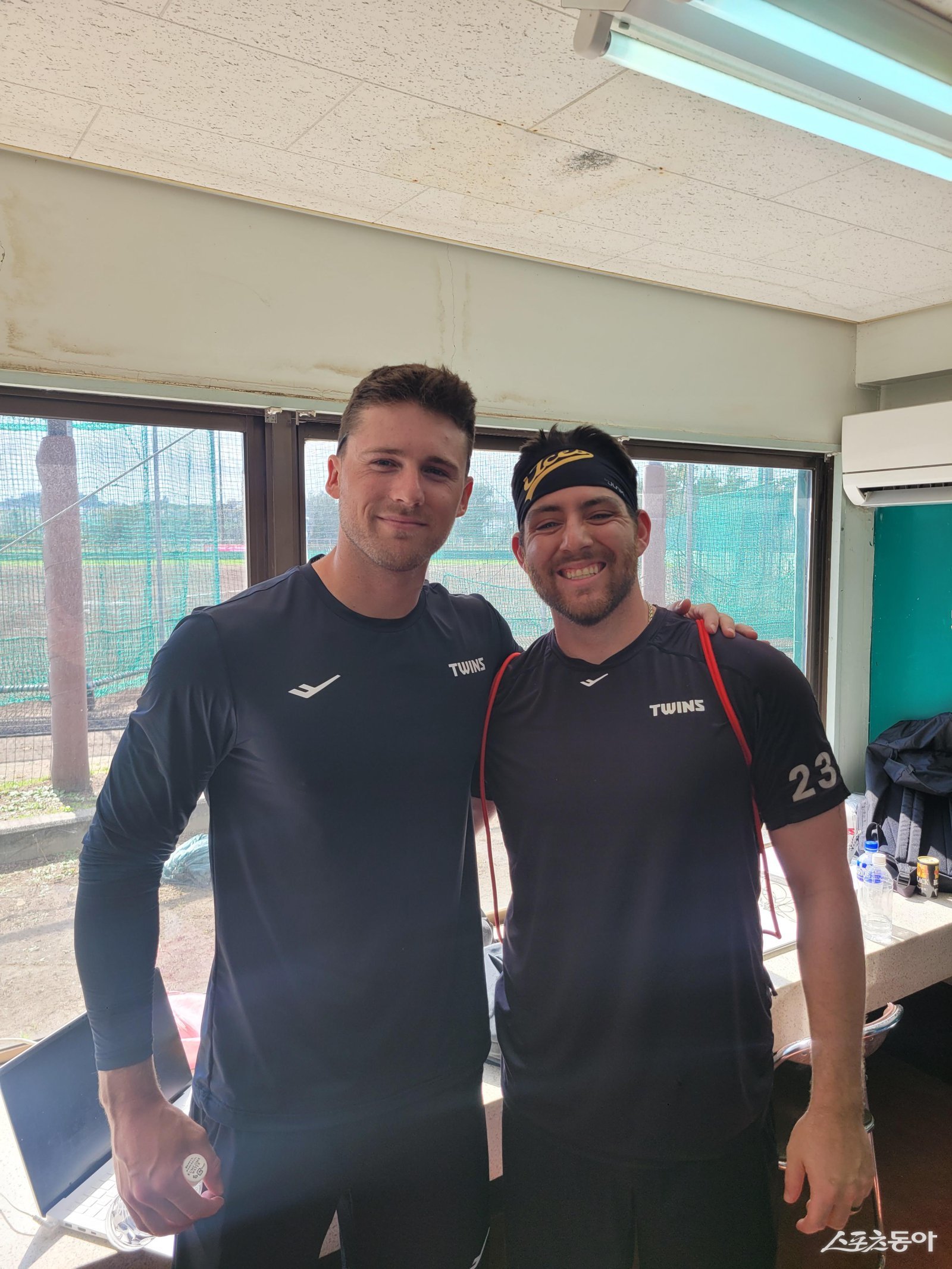 LG 앤더스 톨허스트(왼쪽)와 오스틴 딘이 26일 일본 오키나와 이시카와구장서 팀 2차 스프링캠프 첫 훈련을 마친 뒤 함께 인터뷰를 진행하고 있다. 이날 오스틴은 톨허스트에게 “한국시리즈서 4승을 거둔 최동원이란 투수를 알고 있나”라며 의미심장한 질문을 던지기도 했다. 오키나와｜장은상 기자 award@donga.com