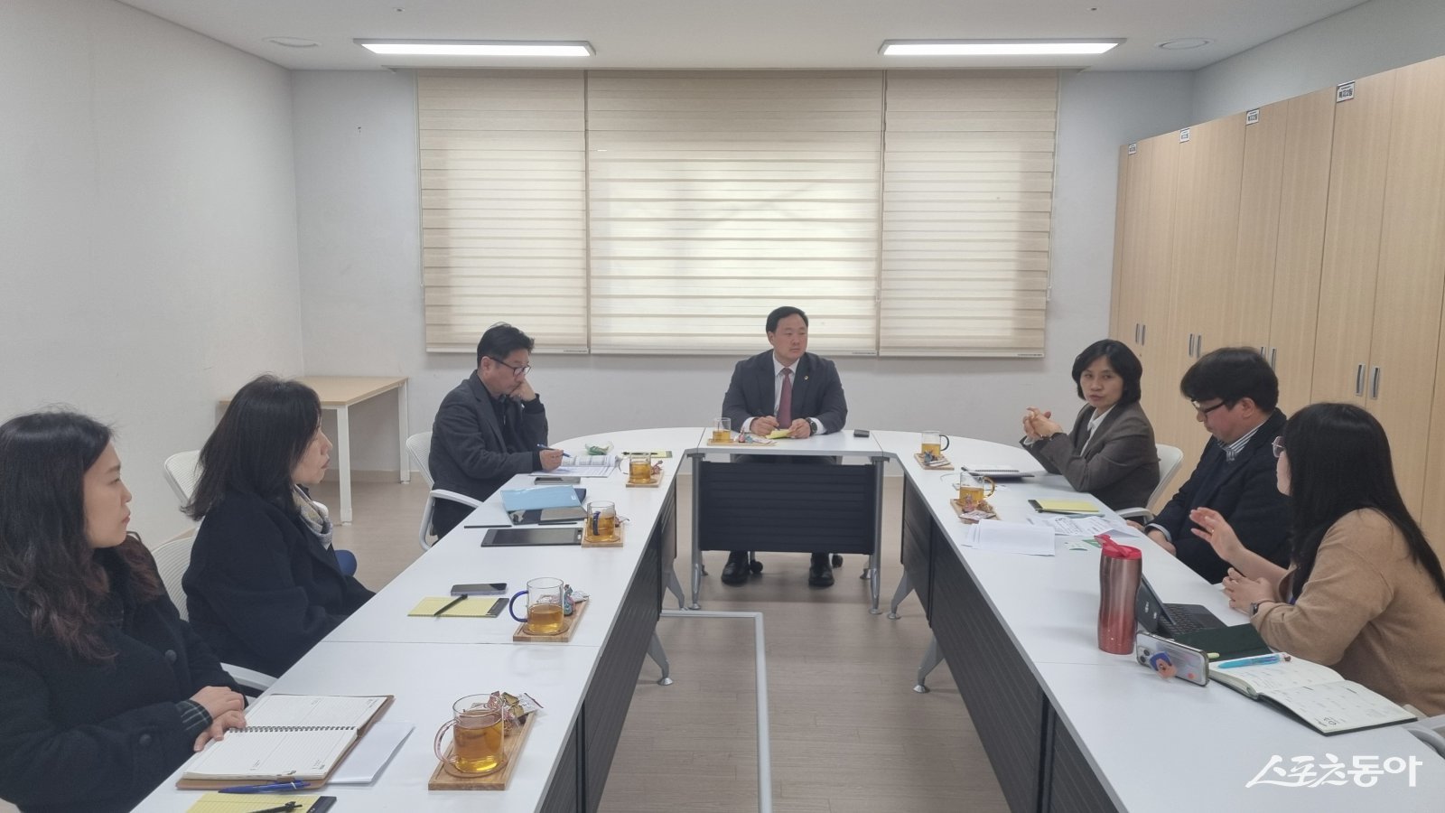 경기도의회 고준호 의원(국민의힘·파주1)은 지난 27일 경기도 복지정책과, 경기복지재단, 운정종합사회복지관, 파주노인종합복지관과 함께 사회복지 현안 간담회를 열고 도농복합지역의 복지 접근성 개선 방안을 논의했다. 사진제공｜고준호 의원