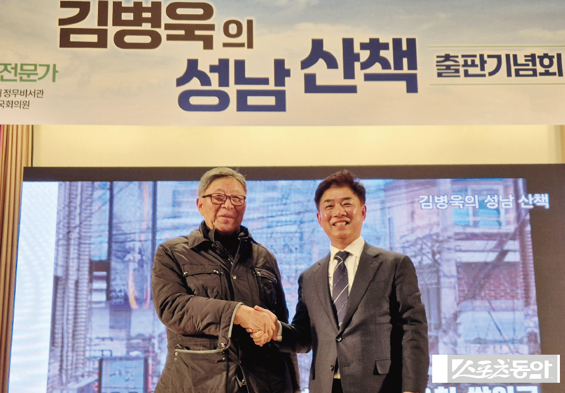 김응용 전 국가대표 야구감독(윈쪽)이 ‘김병욱의 성남산책’ 출판기념회에서 악수를 하고 있다.  사진제공ㅣ김병욱 성남시장 예비후보 선거사무소