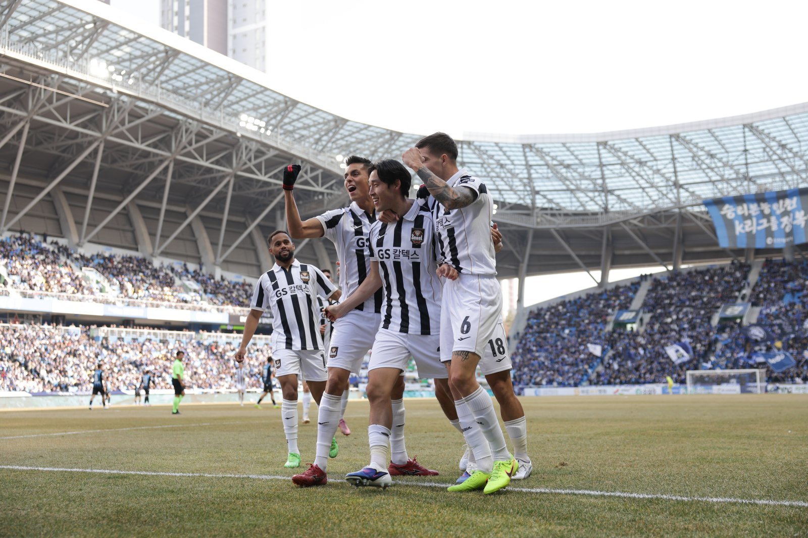서울 송민규(가운데)가 28일 인천축구전용경기장서 열린 인천과 K리그1 공식 개막전서 후반 첫 골을 성공시킨 뒤 동료들의 축하를 받고 있다. 사진제공|한국프로축구연맹
