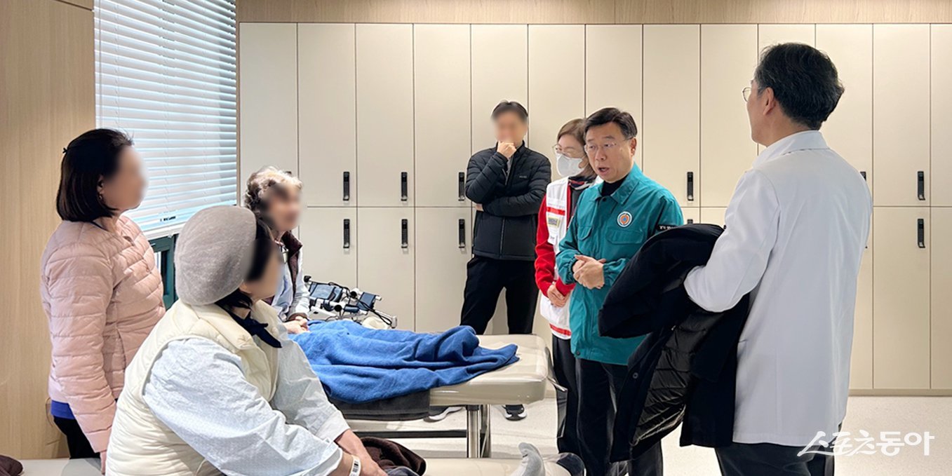 28일 신상진 시장(오른쪽 두번째)과 분당보건소장이 백현동 상가 건물 화재로 인근 병원에 이송된 환자들을 만나 상태를 확인하고 있다. 사진제공ㅣ성남시