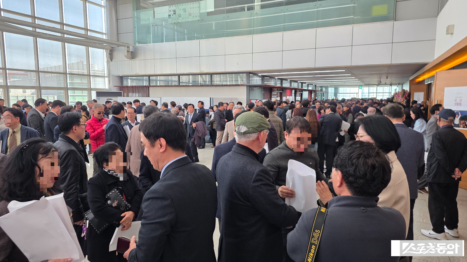 포토존까지 대기 줄이 신 시장과 사진을 촬영하기 위해 약 50m에 이르는 긴 줄이 늘어섰다. 사진ㅣ고성철 기자