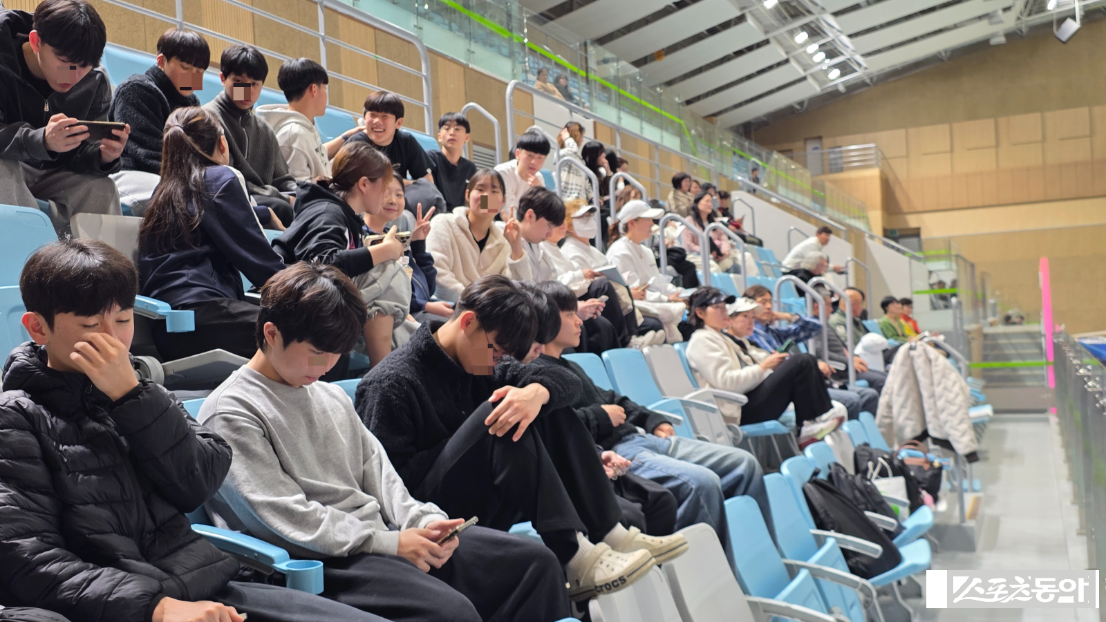 주광덕 남양주시장이 28일 남양주 종합운동장 체육관에서 고등학생들이 이색적으로 북 콘서트에 참석하고 있다. 사진ㅣ고성철 기자 