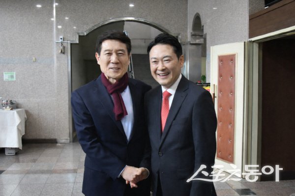이강덕 예비후보가 장동혁 국민의힘 대표와 “힘을 모아 가겠다”며 기념 촬영하고 있다. 사진제공 ㅣ 이강덕사무소