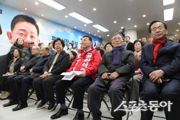 공원식 포항시장 예비후보 ‘희망경제캠프’ 선거사무소 개소식이 진행되고 있다. 사진제공 ㅣ 공원식사무소