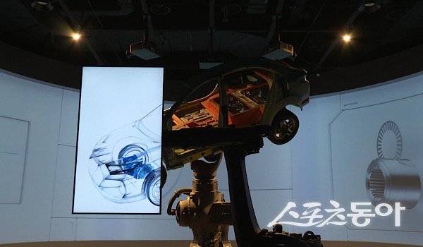 Park1538광양 제품전시존에 HyperNO가 적용된 자동차 모형이 전시된 모습. 사진제공ㅣ포스코