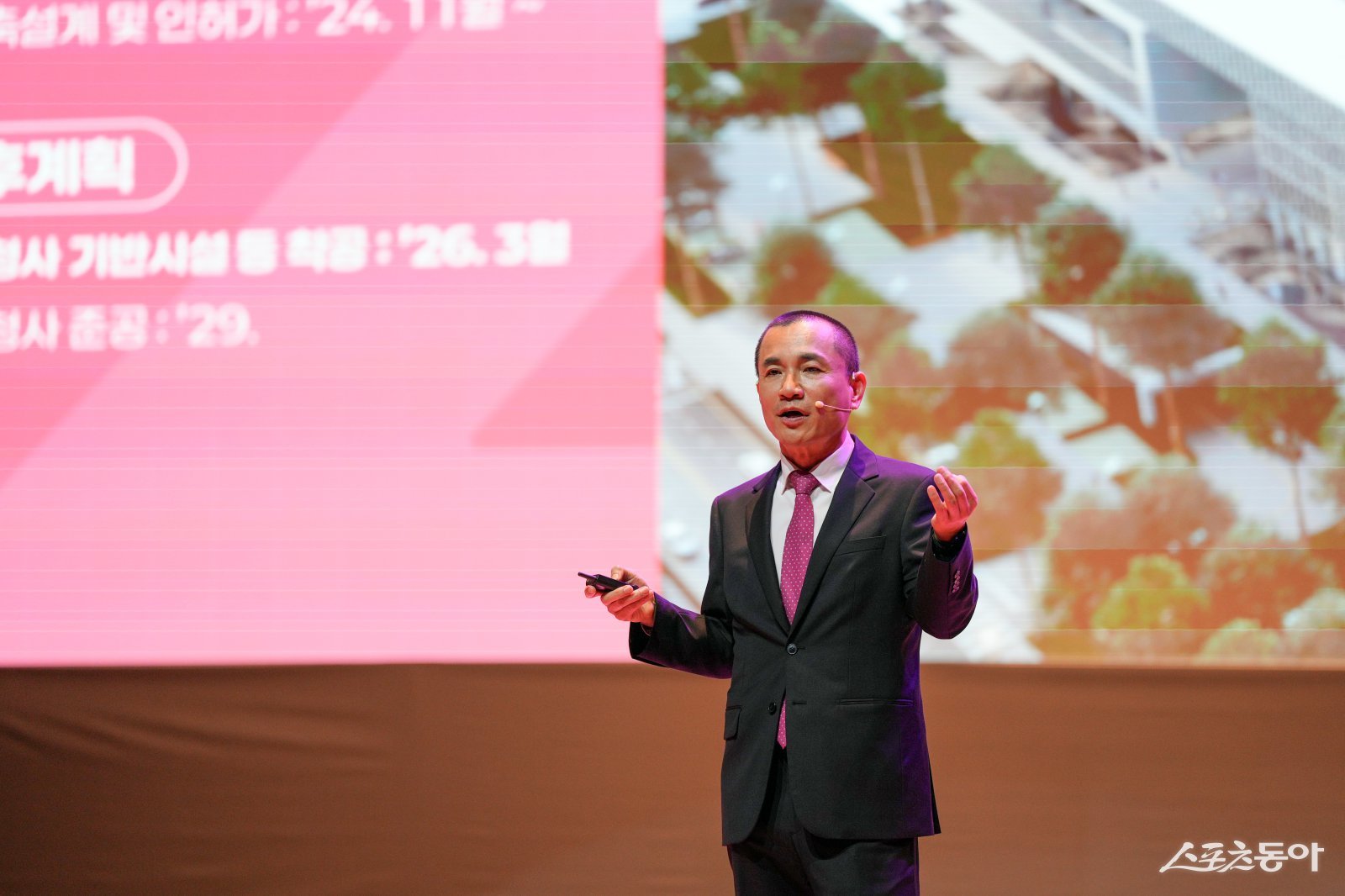 김진태 강원특별자치도 도지사가 1일 강원대학교 백령아트센터에서 열린 ‘제107주년 3·1절 기념식’에 참석해 기념사를 하고 있다. 강원특별자치도 제공