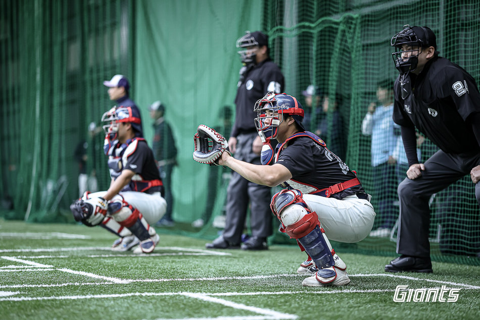 롯데 박재엽, 손성빈(왼쪽부터)이 지난달 27일 소켄 스타디움서 열린 스프링캠프 도중 포구를 준비하고 있다. 사진제공｜롯데 자이언츠