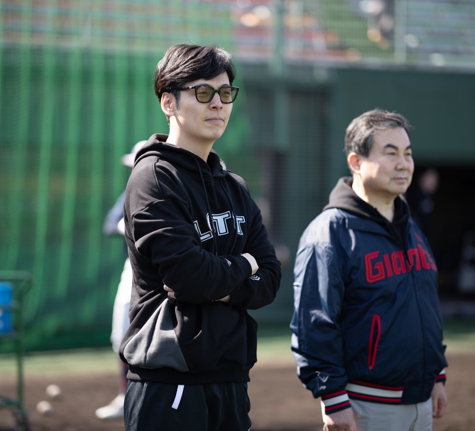 신유열 롯데지주 미래성장실장(왼쪽)이 1일 미야코노조구장서 롯데 선수단의 훈련을 지켜보고 있다. 사진제공｜롯데 자이언츠