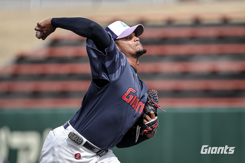 롯데 외국인 투수 엘빈 로드리게스가 1일 미야코노조구장서 열린 지바롯데전서 역투하고 있다. 사진제공|롯데 자이언츠