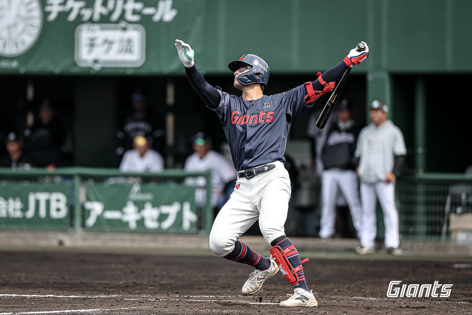 롯데 윤동희가 1일 미야코노조구장서 열린 지바롯데전서 타격하고 있다. 사진제공|롯데 자이언츠