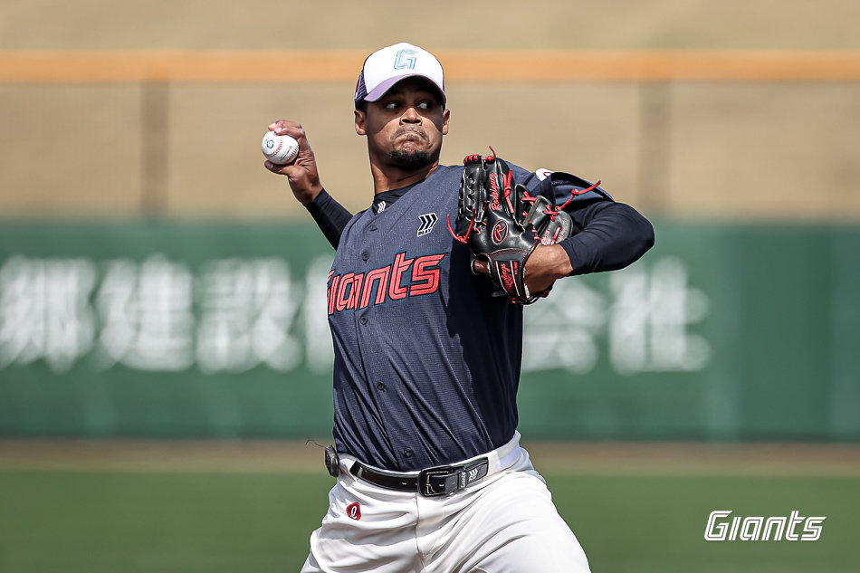 롯데 외국인 투수 엘빈 로드리게스가 1일 미야코노조구장서 열린 지바롯데전서 역투하고 있다. 사진제공｜롯데 자이언츠