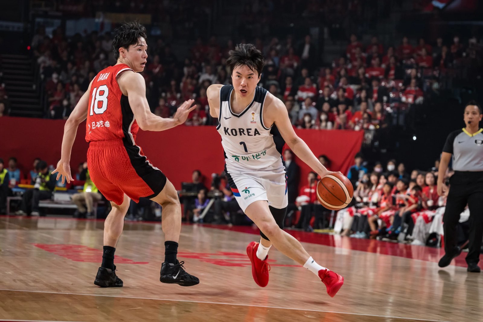 이현중이 1일 일본 오키나와 아레나서 열린 일본과 2027 FIBA 농구 월드컵 아시아 예선 1라운드 B조 4차전 도중 돌파를 시도하고 있다. 사진출처｜FIBA 홈페이지 캡처