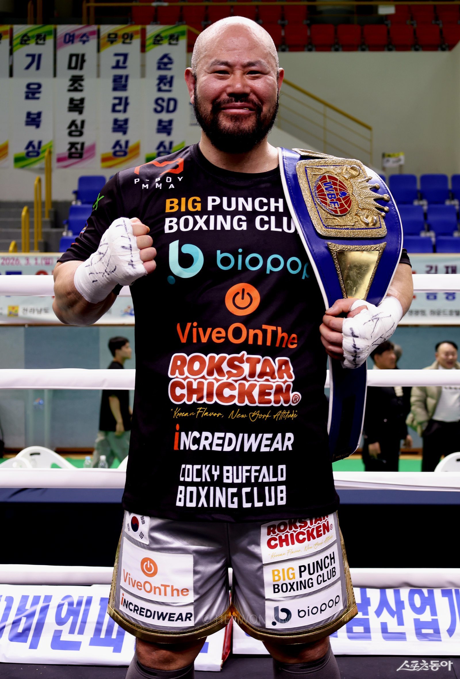 배우 금광산이 1일  전라남도 영광군 스포티움 국민체육센터에서 열린 WBF 아시아퍼시픽 헤비급 챔피언 결정전에서 승리한 뒤 포즈를 취하고 있다. /이충진 기자