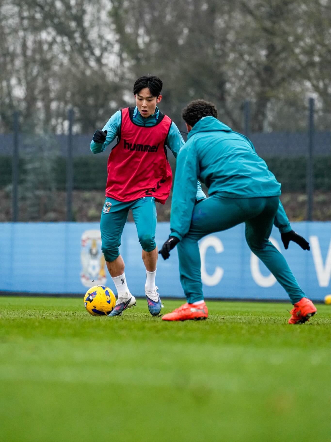 코번트리 양민혁(왼쪽)은 1일(한국시간) 스토크 시티와 2025-2026시즌 챔피언십 35라운드 홈경기 명단에 이름을 올리지 못했다. 사진출처|코번트리 시티 페이스북