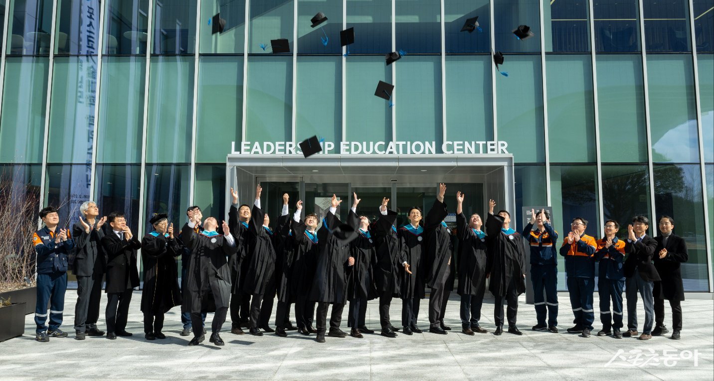 광양제철소 리더십교육센터에서 지난 27일  열린 ‘2025학년도 포스코기술대학 학위수여식’에서 졸업생들이 기념사진을 촬영하고 있다. 사진제공│광양제철소