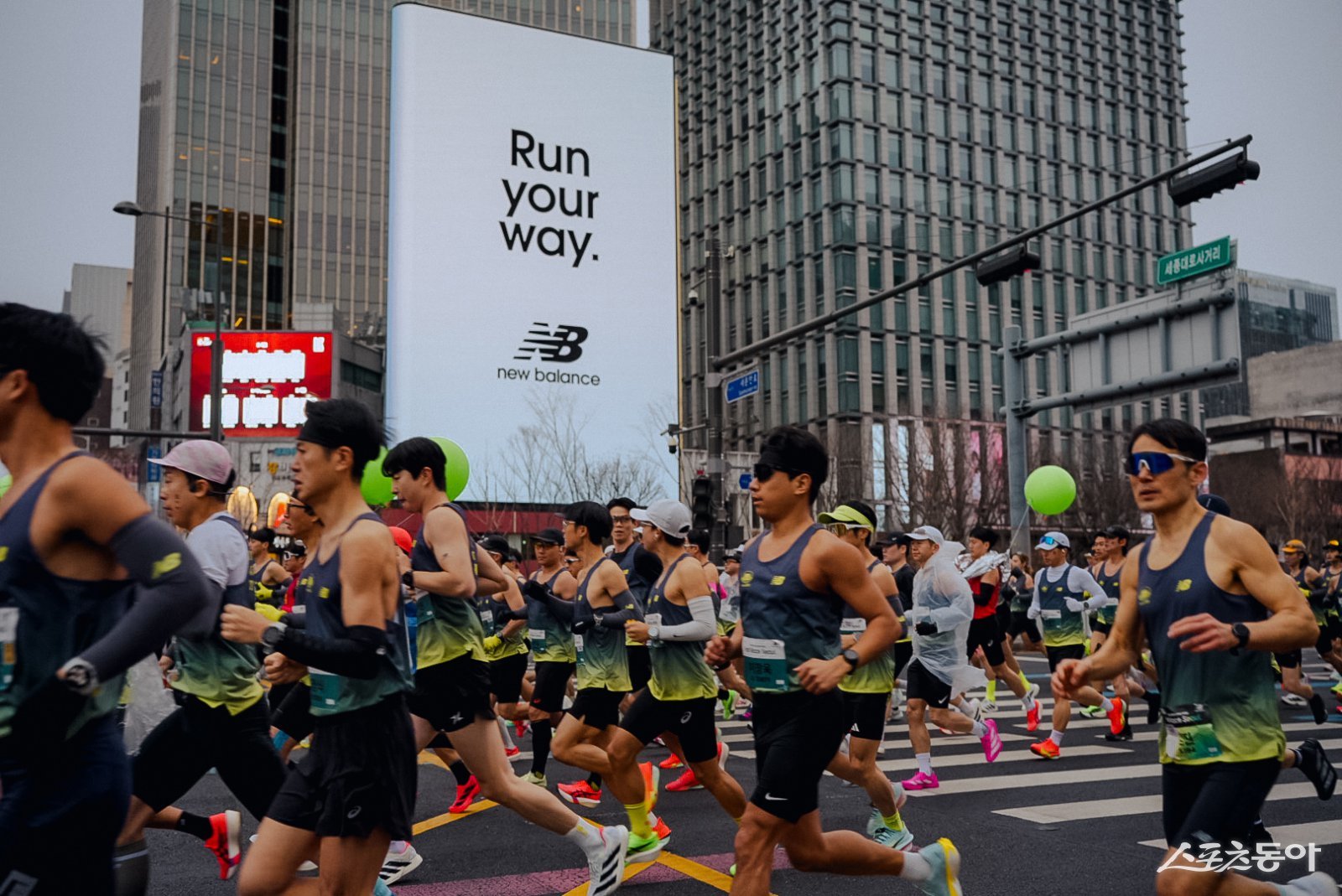 삼일절 연휴의 마지막 날인 2일 광화문광장~잠실종합운동장 코스에서 펼쳐진 ‘2026 런 유어 웨이 하프 레이스 서울’에 참가한 러너들이 힘차게 도심을 달리고 있다. 사진제공｜이랜드월드 뉴발란스