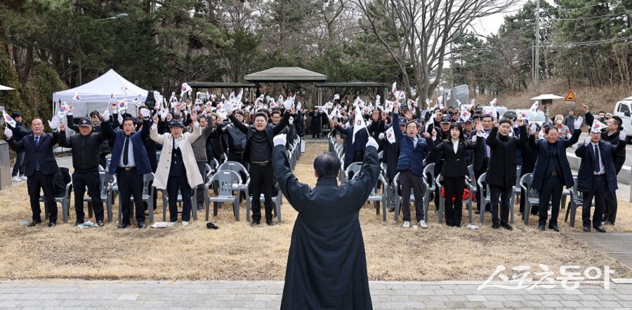 인천 중구, 용유 3.1독립만세기념비 추모 공간에서 제107주년 삼일절 기념식을 개최했다. 사진제공｜인천 중구청